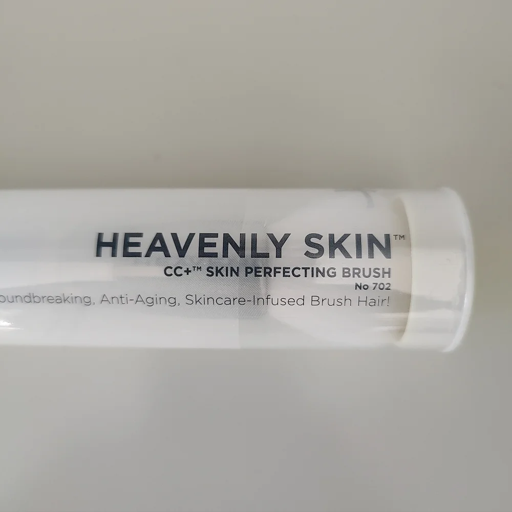 It Cosmetics Heavenly Skin Perfecting Brush No. 702 NWT